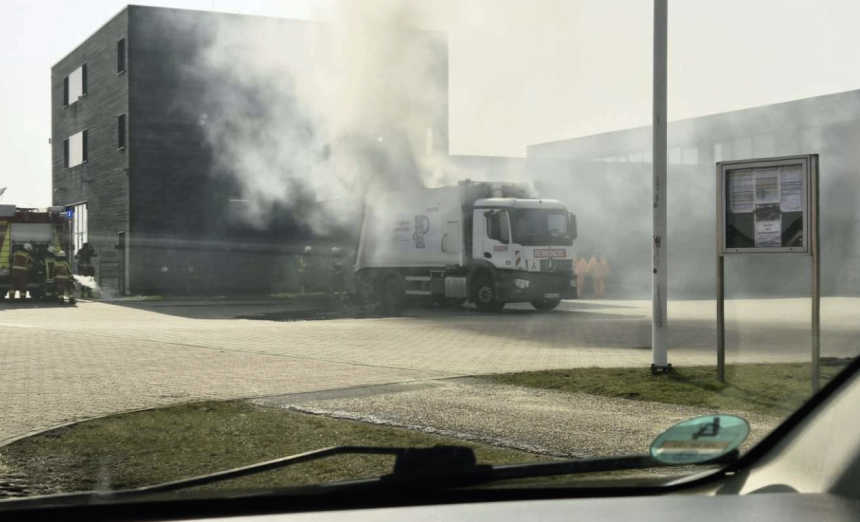 Brenzliger Hausbesuch: Wenn der Müllwagen direkt bei der Feuerwehr anklopft