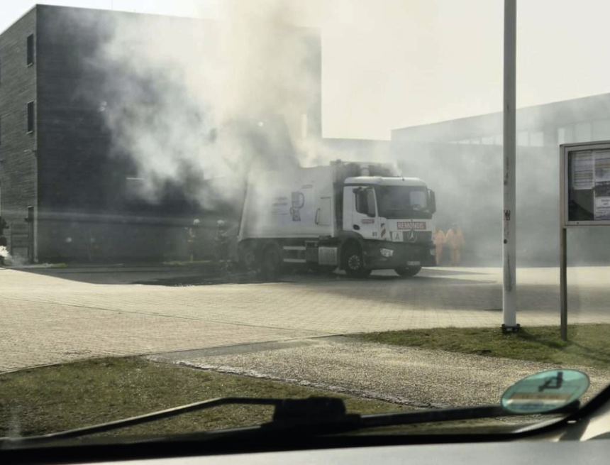 Brenzliger Hausbesuch: Wenn der Müllwagen direkt bei der Feuerwehr anklopft Brenzliger Hausbesuch: Wenn der Müllwagen direkt bei der Feuerwehr anklopft