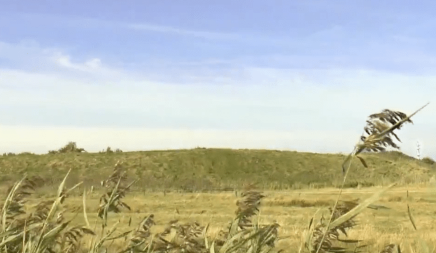 Friesische Urkraft im Wiesengrün: Das Rätsel der Tinnumburg