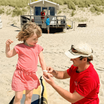 Kleines Armband, große Sicherheit auf Sylt – Kindersucharmbänder am Strand