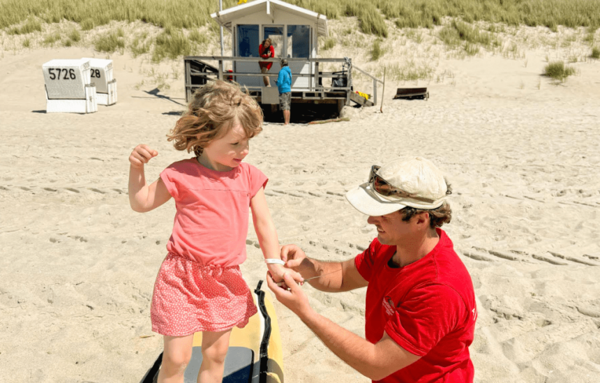 Kleines Armband, große Sicherheit auf Sylt – Kindersucharmbänder am Strand